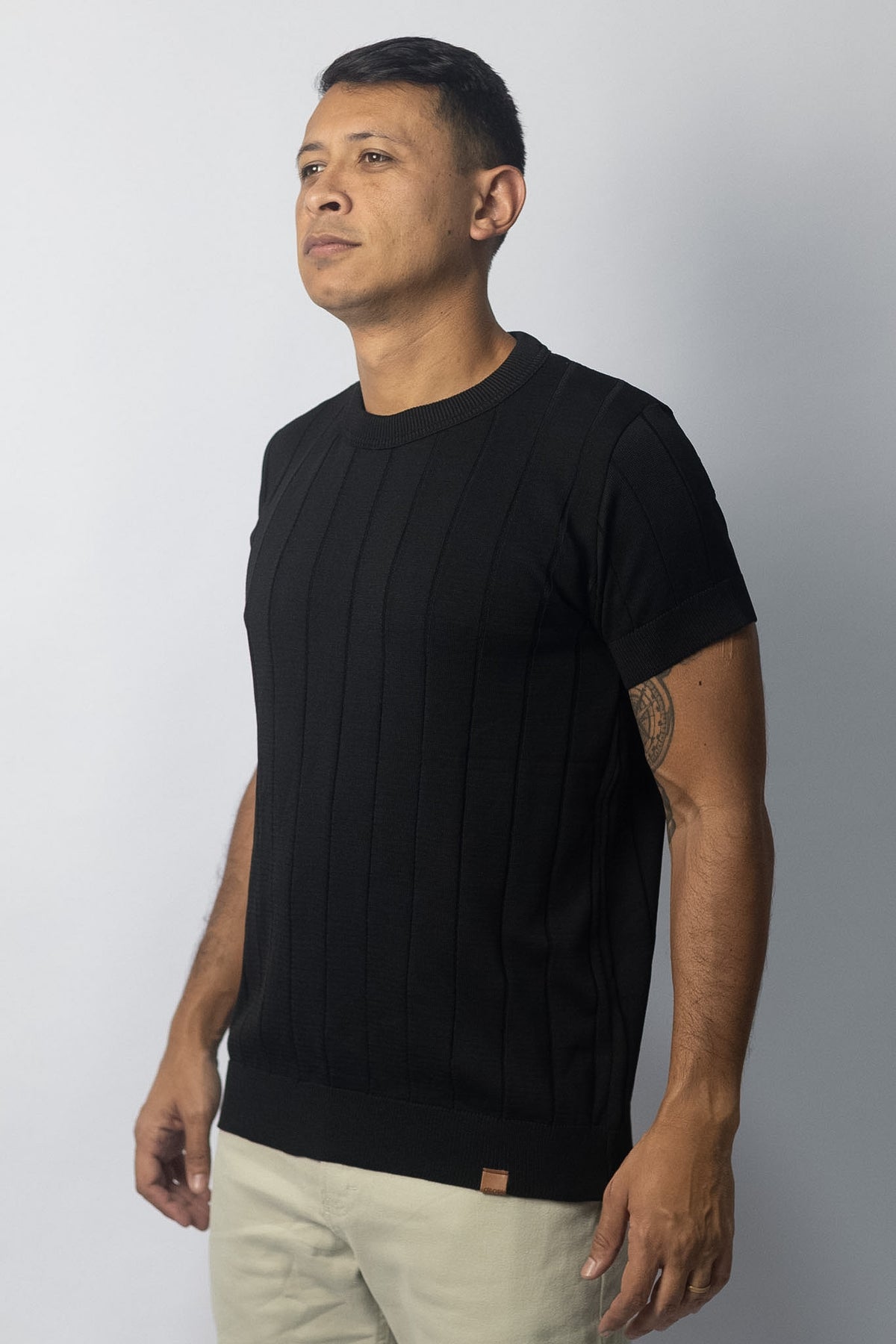 Camisa Tricô Gola Careca Preta - foto 2 de 4