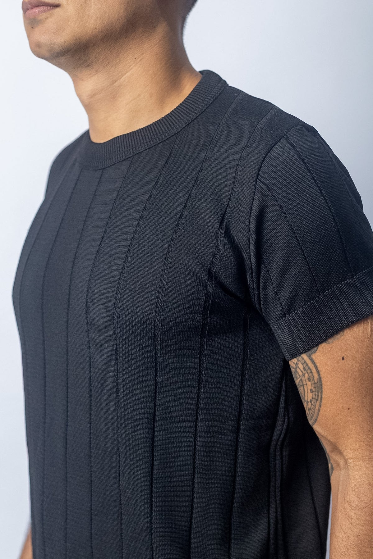 Camisa Tricô Gola Careca Preta - foto 3 de 4